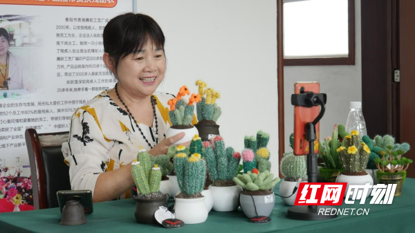 全国乡村工匠名师肖跃莲开展直播带货。