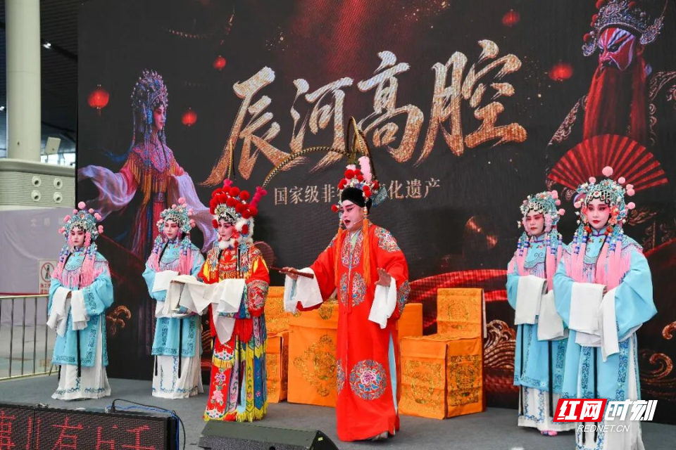 ▲怀化专场推介活动上，国家级非遗辰河高腔亮相长沙南站。