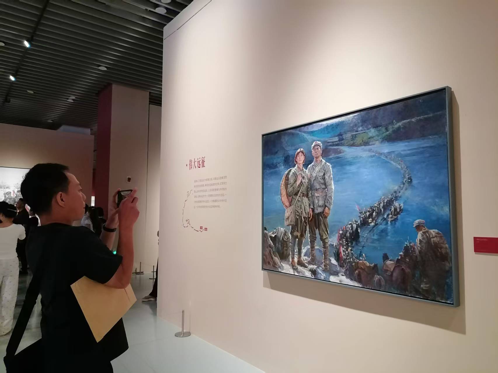 观众用手机拍摄展出作品
