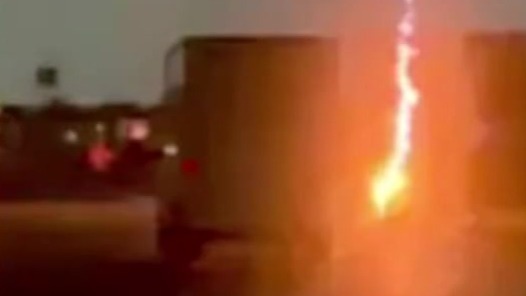 行车记录仪曝光！卡车行驶中遭“贴身雷击”