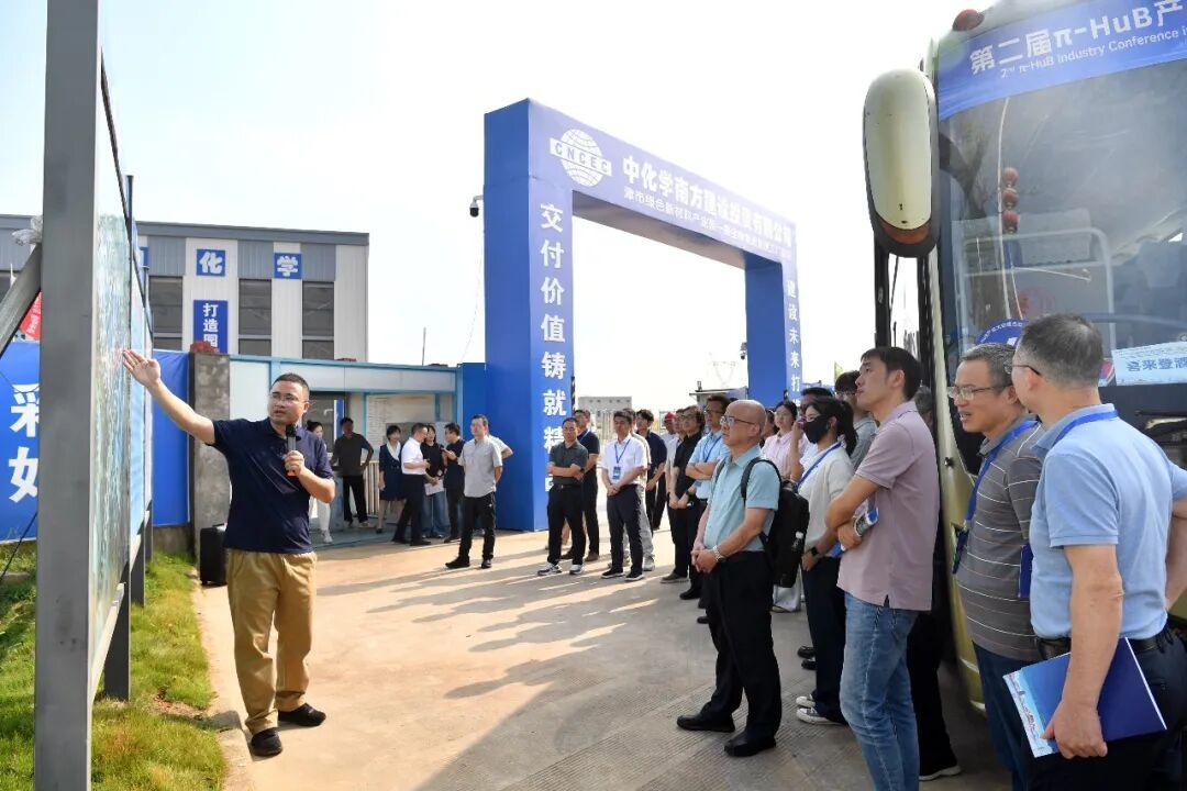 π-HuB系列大会期间，与会嘉宾走进津市开展产业对接活动，图为参观生物制造“加速工厂”。湖南日报全媒体记者 田超 摄
