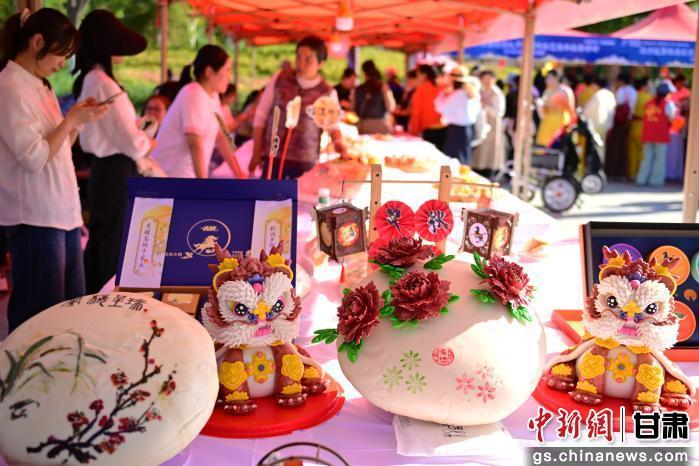 9月22日,甘肃省武威市凉州大月饼制作技艺展示区展出的各类凉州大月饼。李亚龙 摄