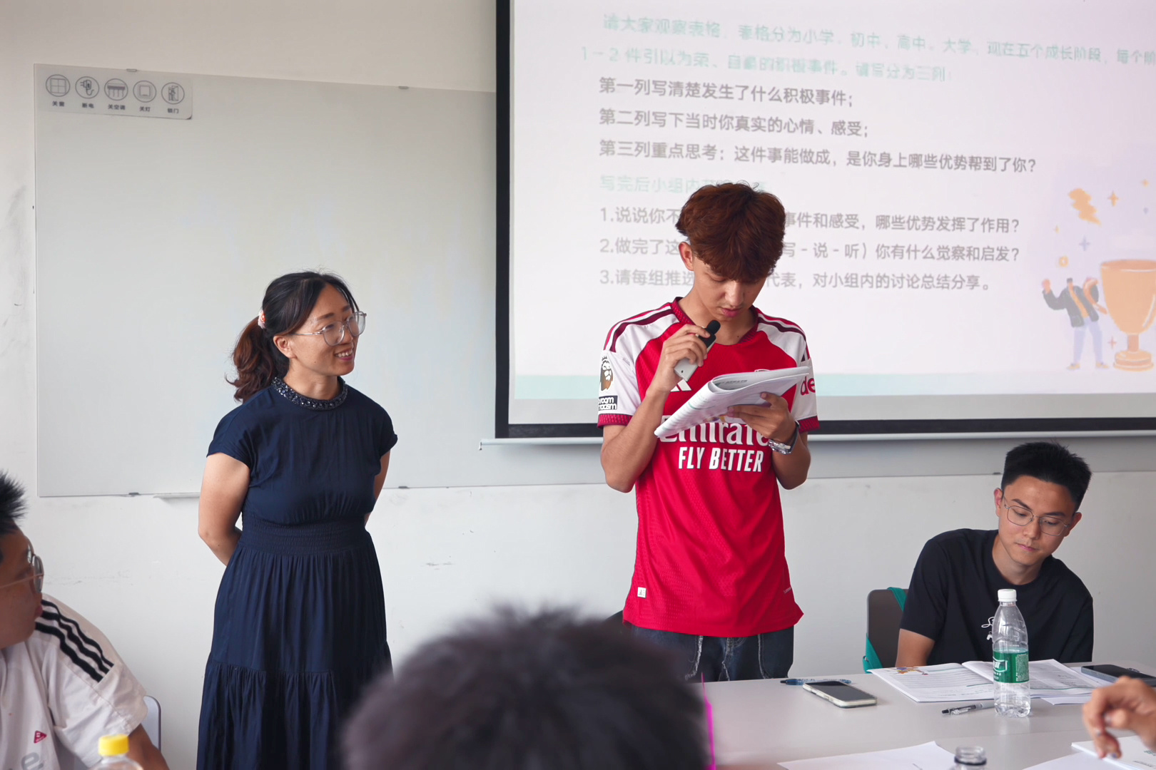 2026年9月1日,杨少玉老师(左)在2026级新生体验营活动