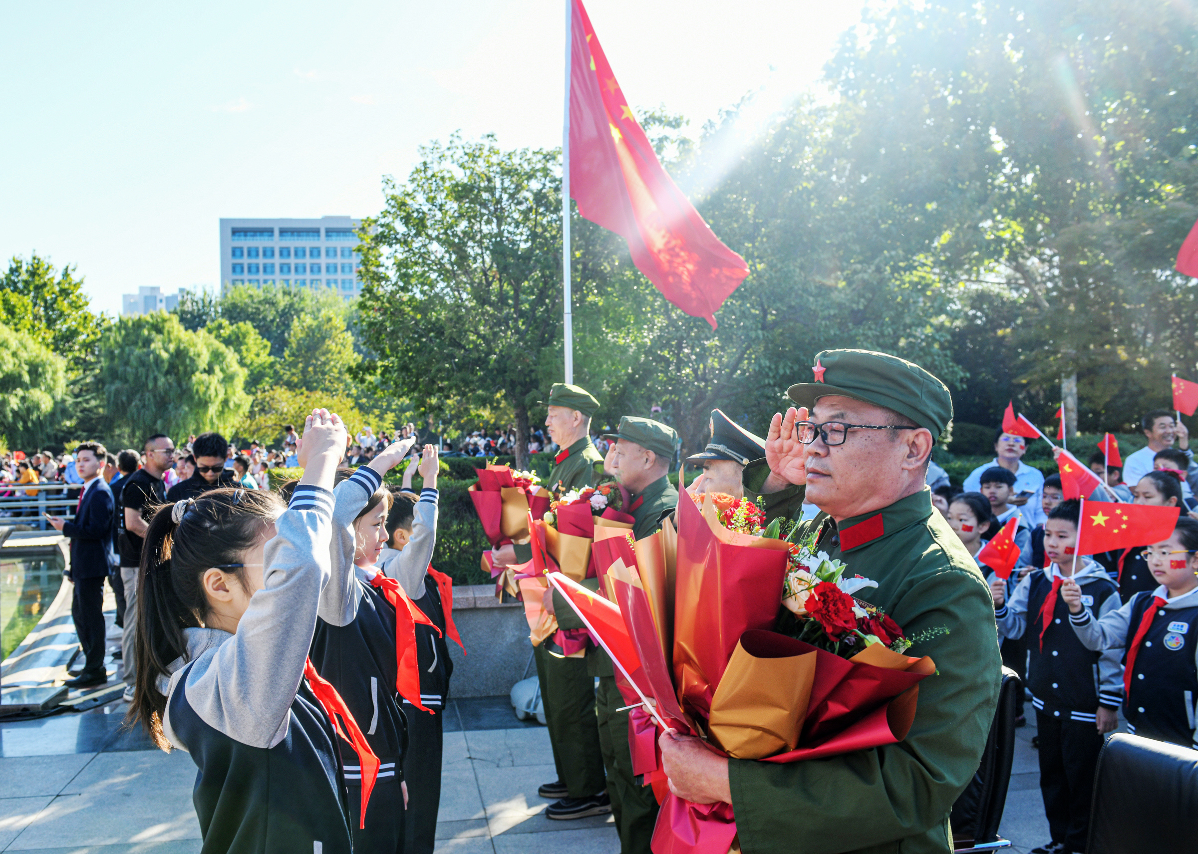 山东胶州:满城“中国红” 共祝祖国好