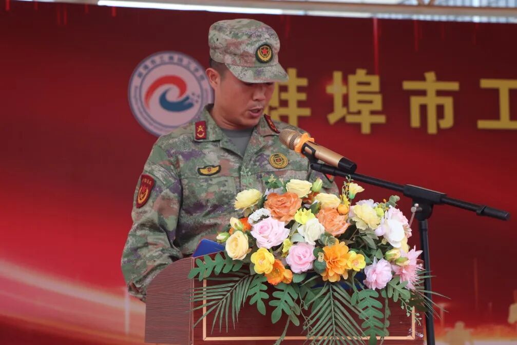 优秀教官：由校长吴德利上台颁奖并合影留念。