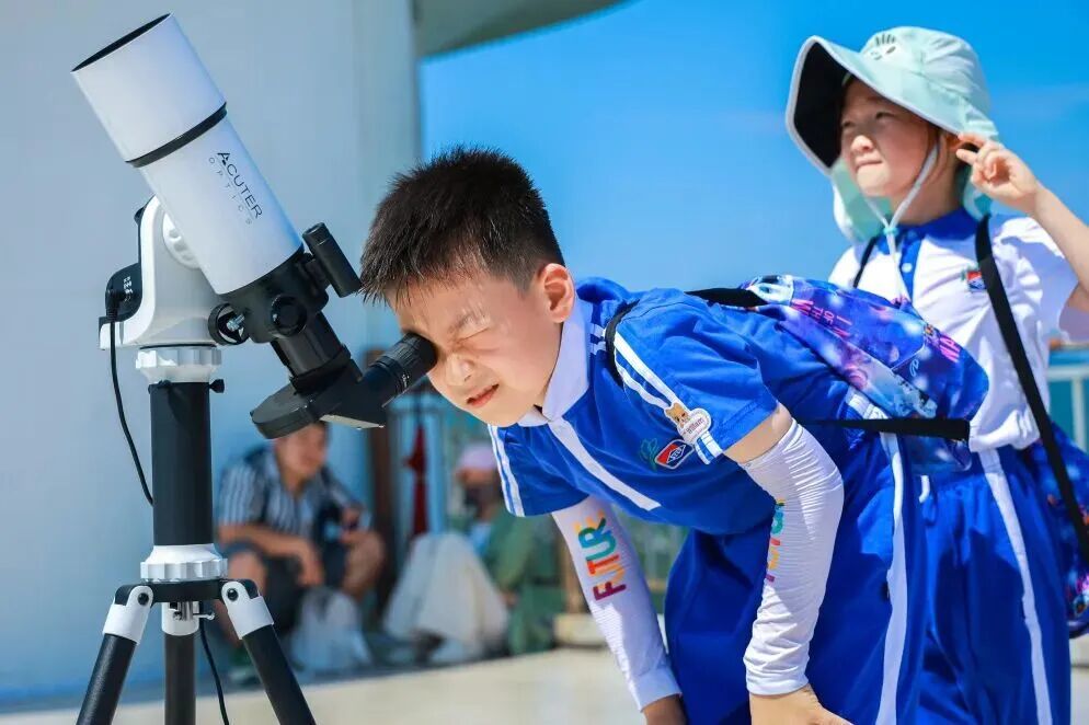 图:学生们开展半天校外课活动
