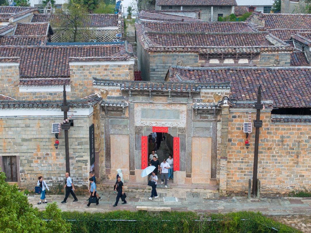 游客徜徉于江西省抚州市金溪县合市镇游垫村,穿行古巷,探访民居。邓兴东 摄