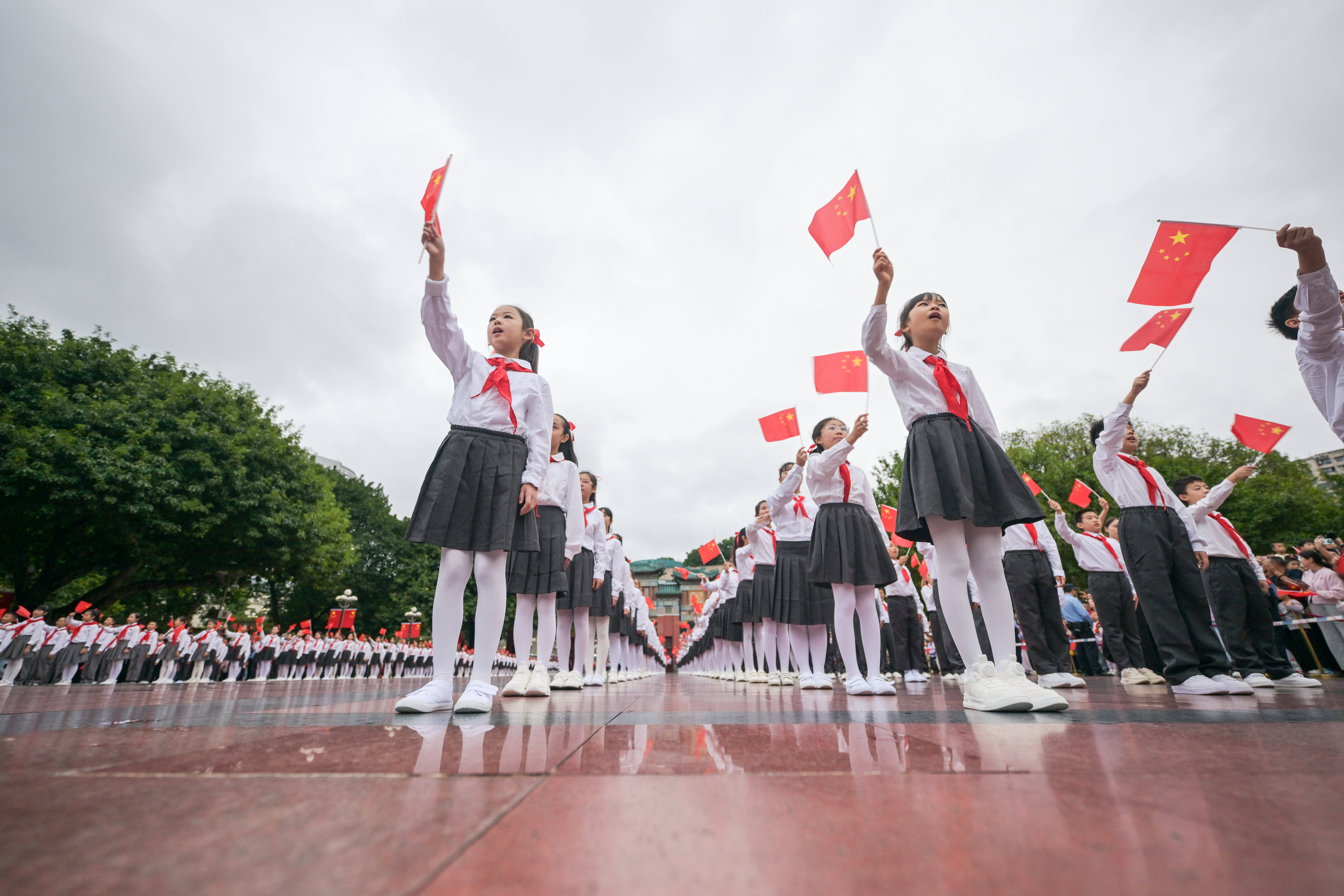 ▲2026年10月1日,重庆人民广场,升旗仪式现场,孩子挥舞国旗。记者 谢智强 摄/视觉重庆