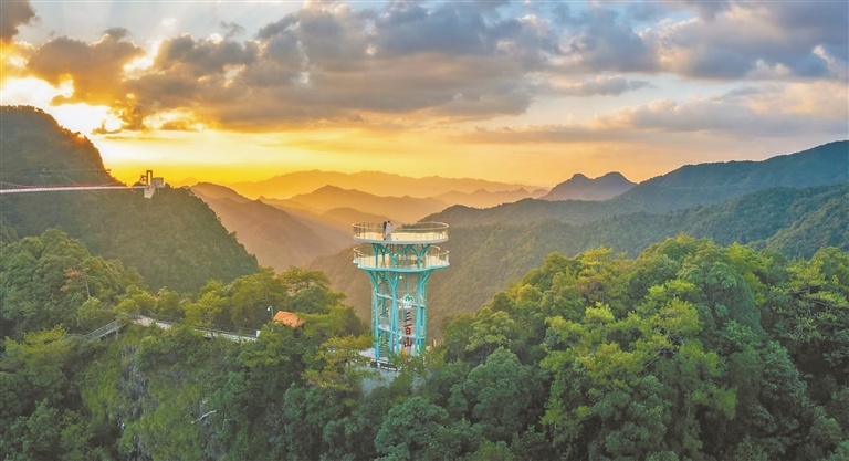 三百山层林尽染的秋日盛景。(安远县融媒体中心供图)