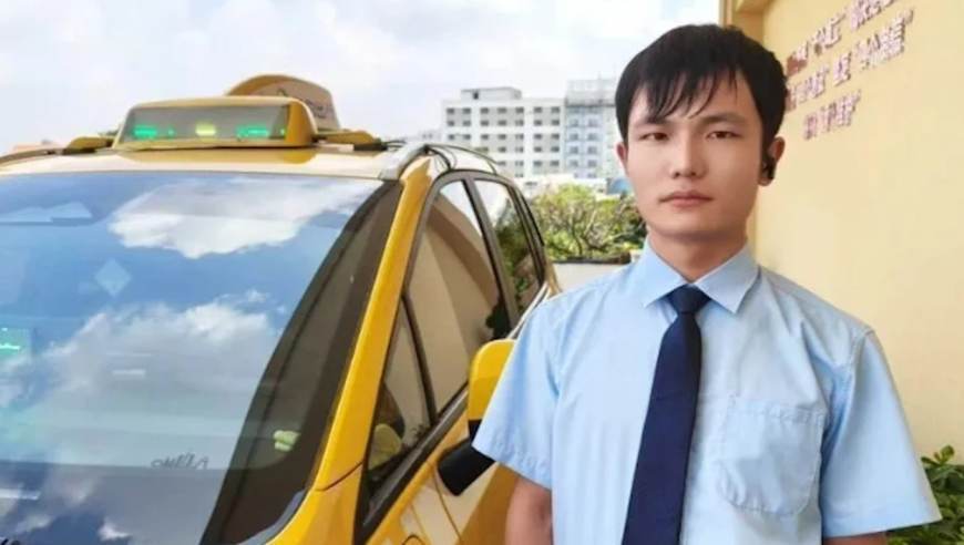 男子上出租车后对着手机胡乱讲话，家人急坏了，司机接过电话：我送他去医院