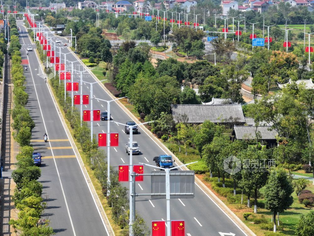 2026年9月28日,江西省吉安市泰和县满城“中国红”,喜迎国庆。