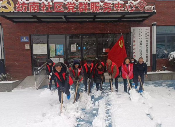辖区老党员发挥余热,积极参与扫雪除冰志愿服务,助力社区基层治理。