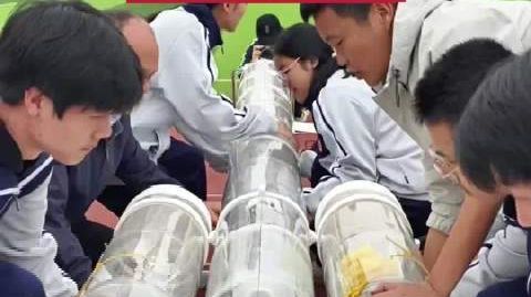 近日在江西吉安,一名科学老师用塑料桶“手搓”4米高水火箭,该老师表示