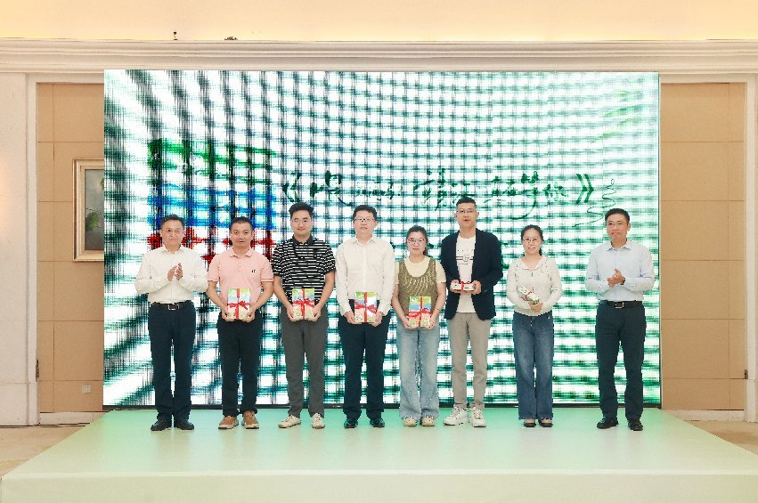 图为靖江市向企业家、新靖江人代表赠书。朱其摄