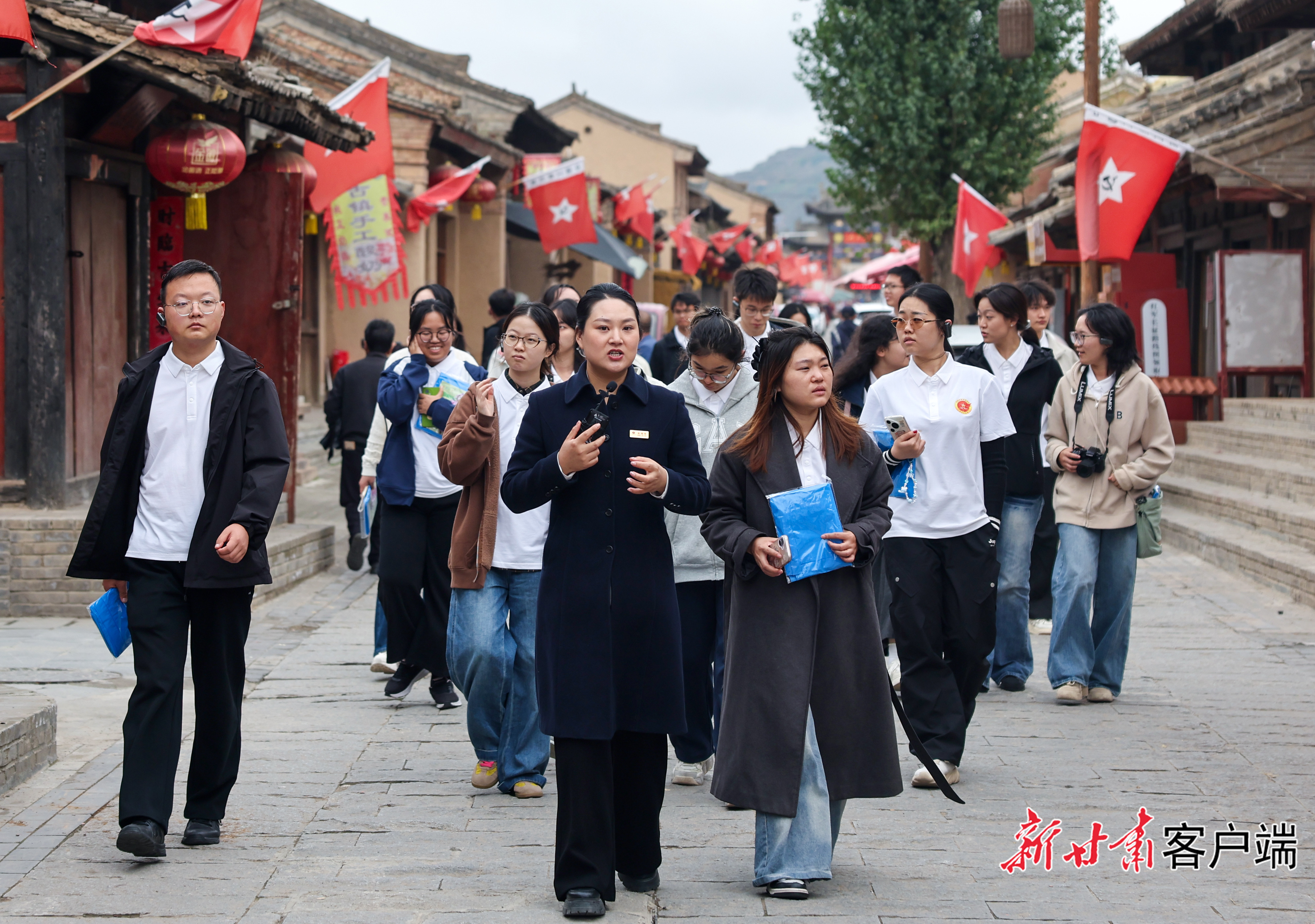 兰大学生在哈达铺镇红军街参观