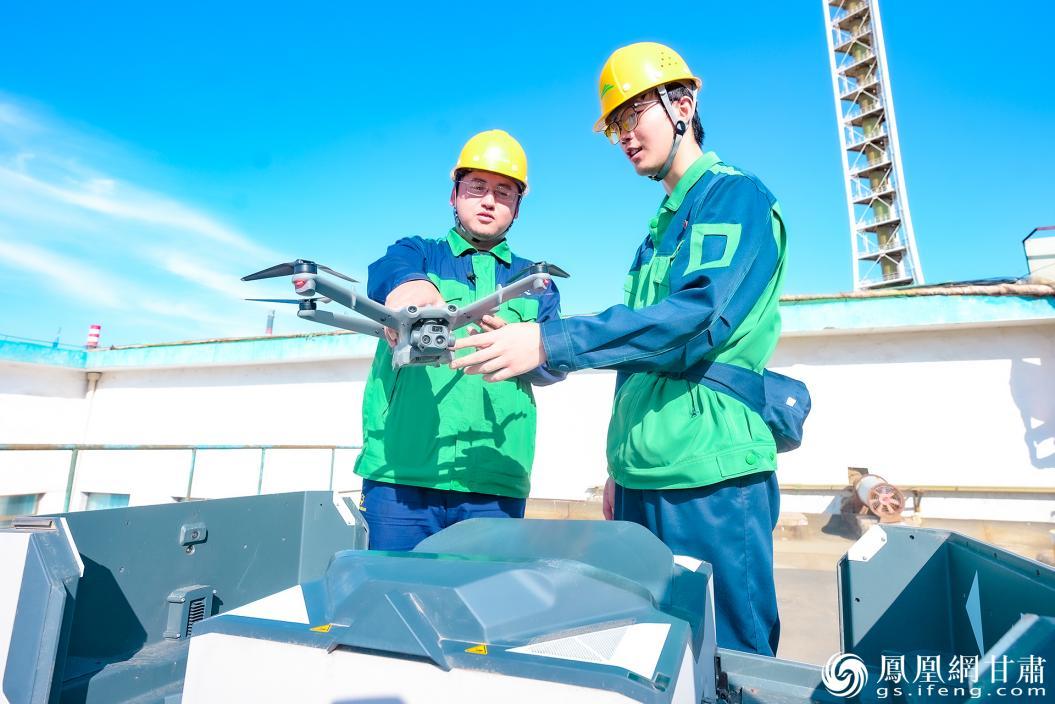 技术人员检查巡检无人机状况
