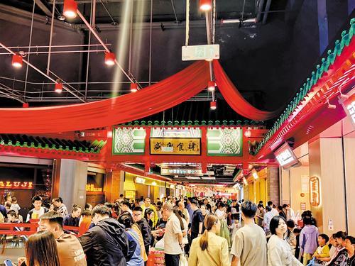 10月1日，在砂之船（石家庄）奥莱二期，游客在“常山幻宴”购物游览。本报见习记者 侯淼摄