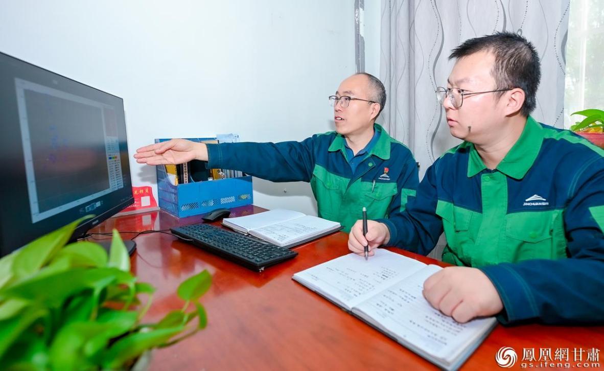 张海峰（左）计划以小模型算法识别加大模型筛选打造检测智能体