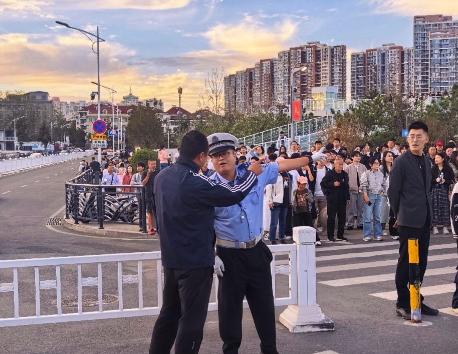 交警正在小麦岛为外地游客解答问题