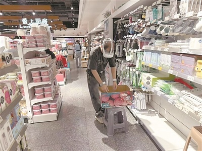 ▲ 在共青城市,操作员正在用智能设备录入行为数据。