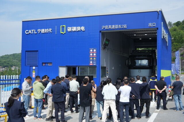 国庆我在岗｜小车秒充、重卡快换！湖南高速护航国庆绿色出行