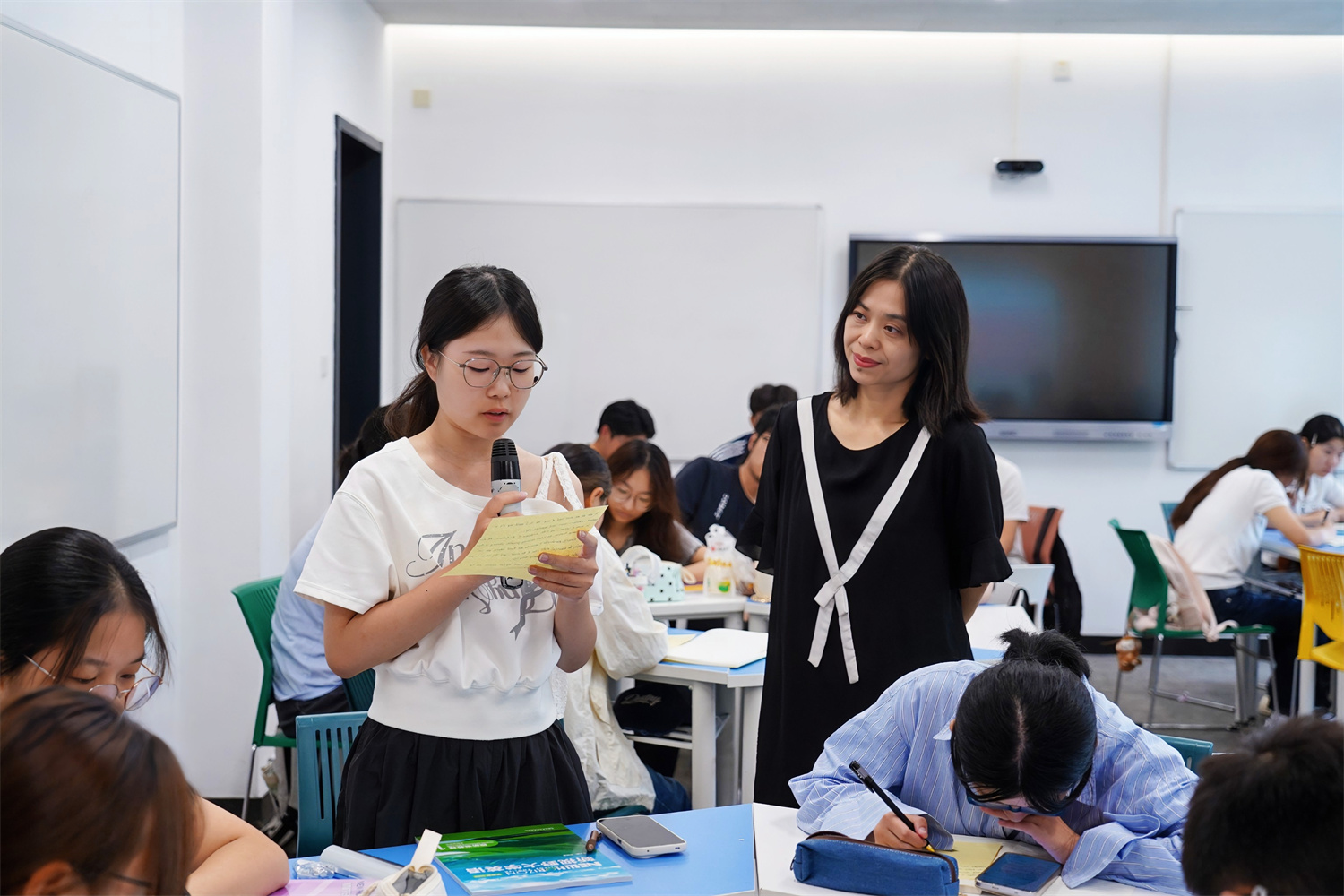 浙江万里学院新生第一节课,用英语写下献给宁波的“城市情书”