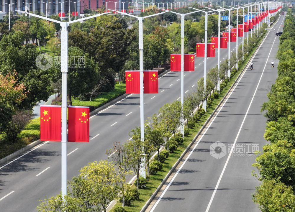 2026年9月28日,江西省吉安市泰和县满城“中国红”,喜迎国庆。