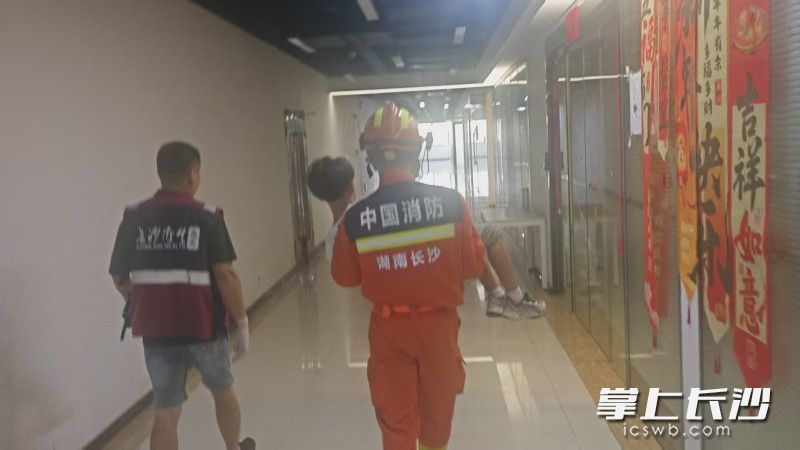 消防人员成功救下被困男孩。 长沙晚报通讯员 王磊 摄