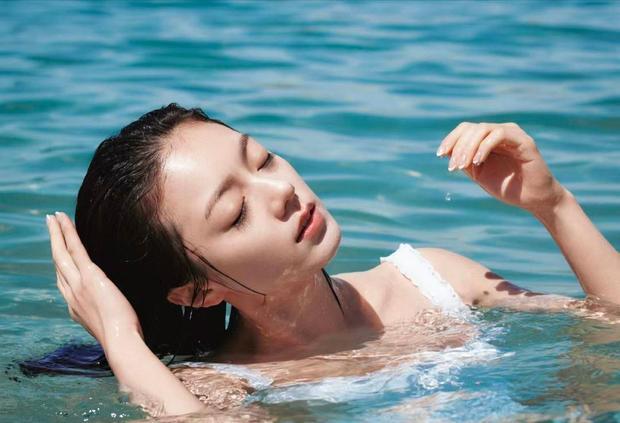 赵今麦白色花边泳衣海边戏水 湿发造型明媚纯欲