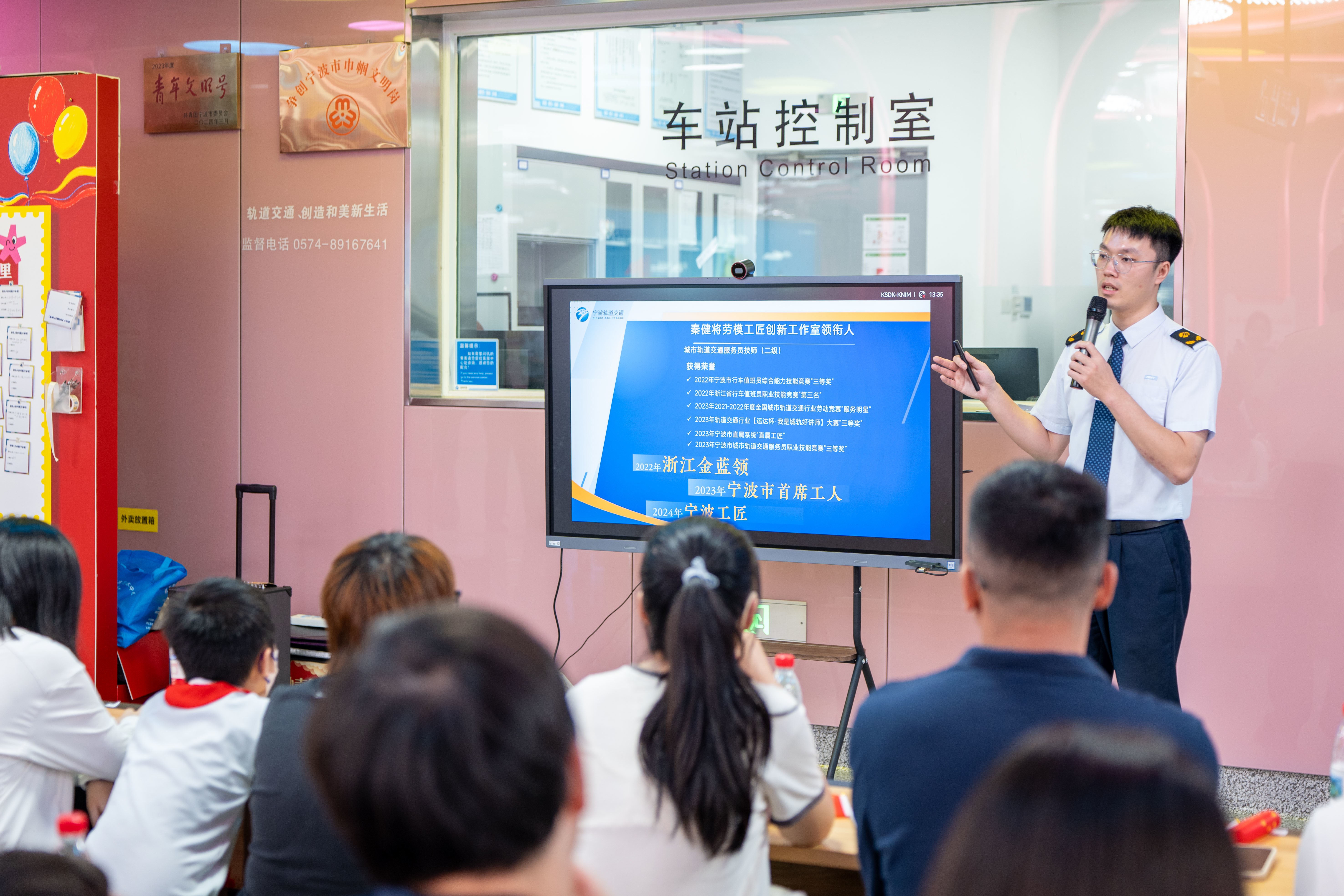 迎国庆！地铁站厅开讲沉浸式思政课 校地联动打造育人课堂
