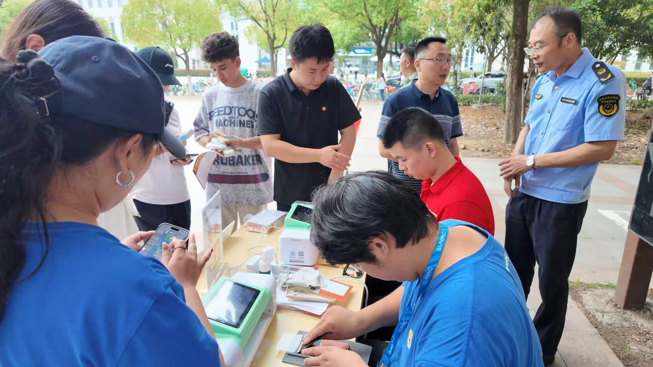“手机变砝码”、扫码送数据线……这场进校园活动教大学生“先验码再下单”