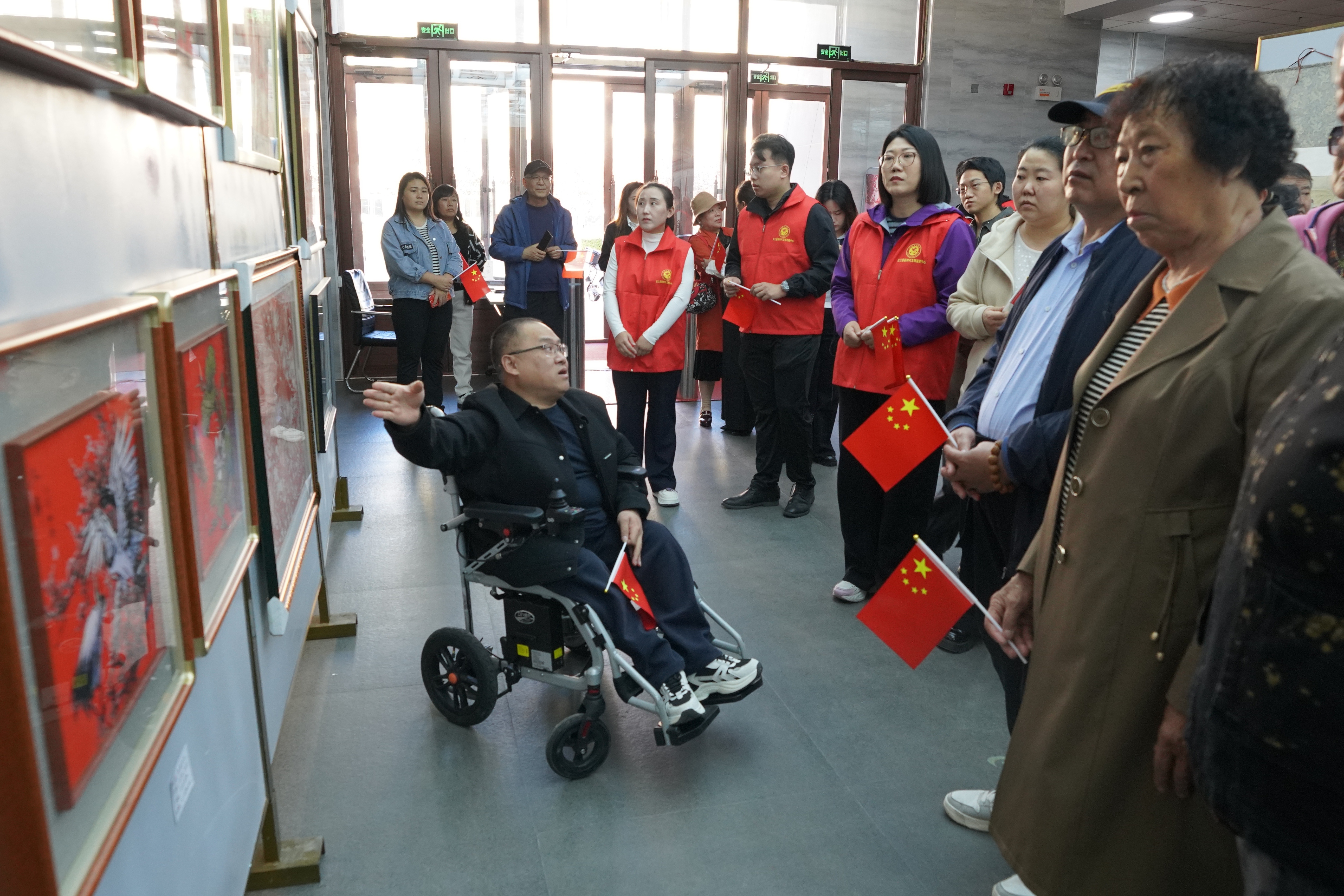 龙江县开展“翰墨颂华诞 非遗润初心”迎国庆主题活动