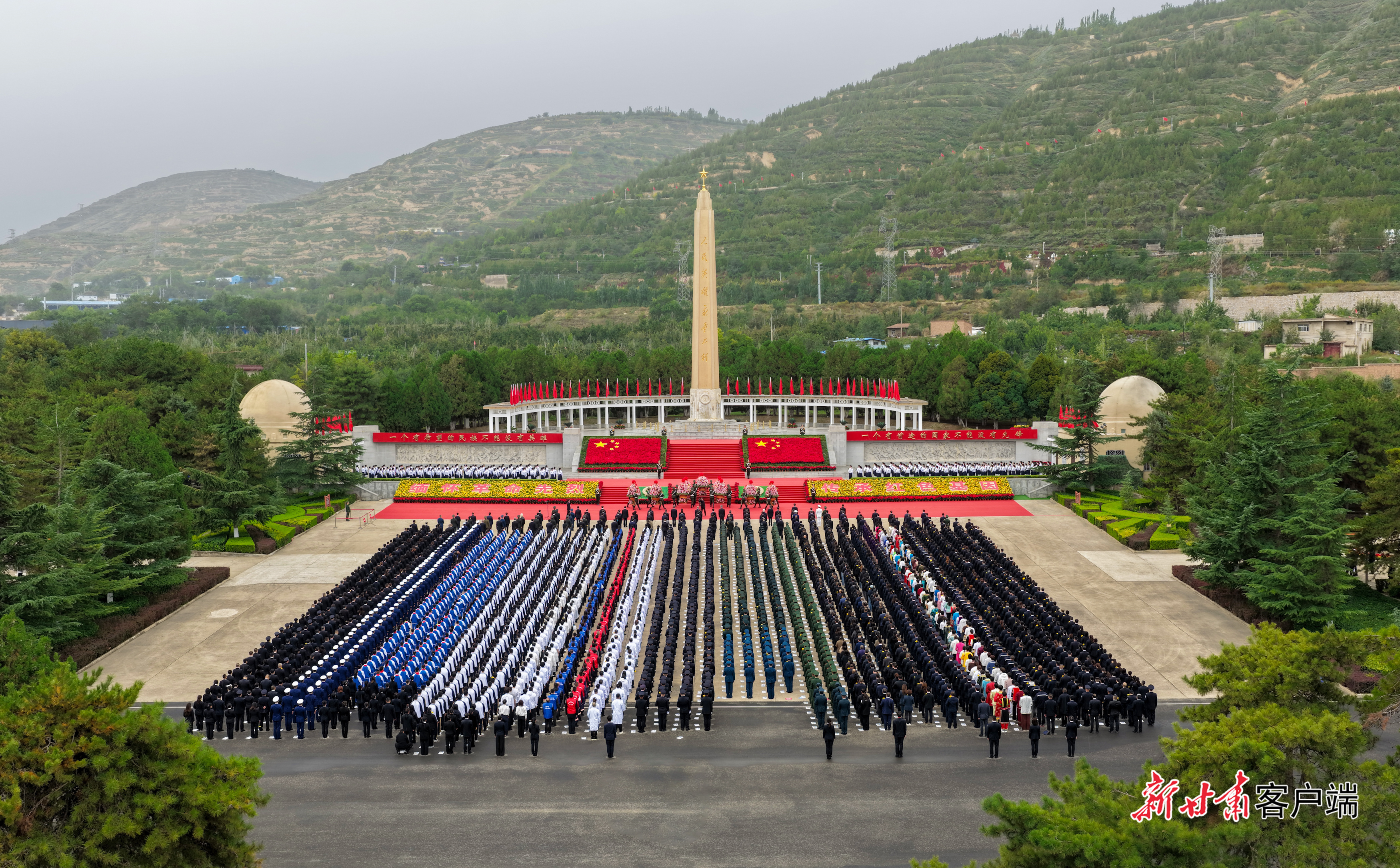 9月30日，第十三个烈士纪念日之际，省城各界在兰州市烈士陵园，隆重举行向人民英雄敬献花篮仪式。新甘肃&middot;甘肃日报记者　孟捷　盛学卿