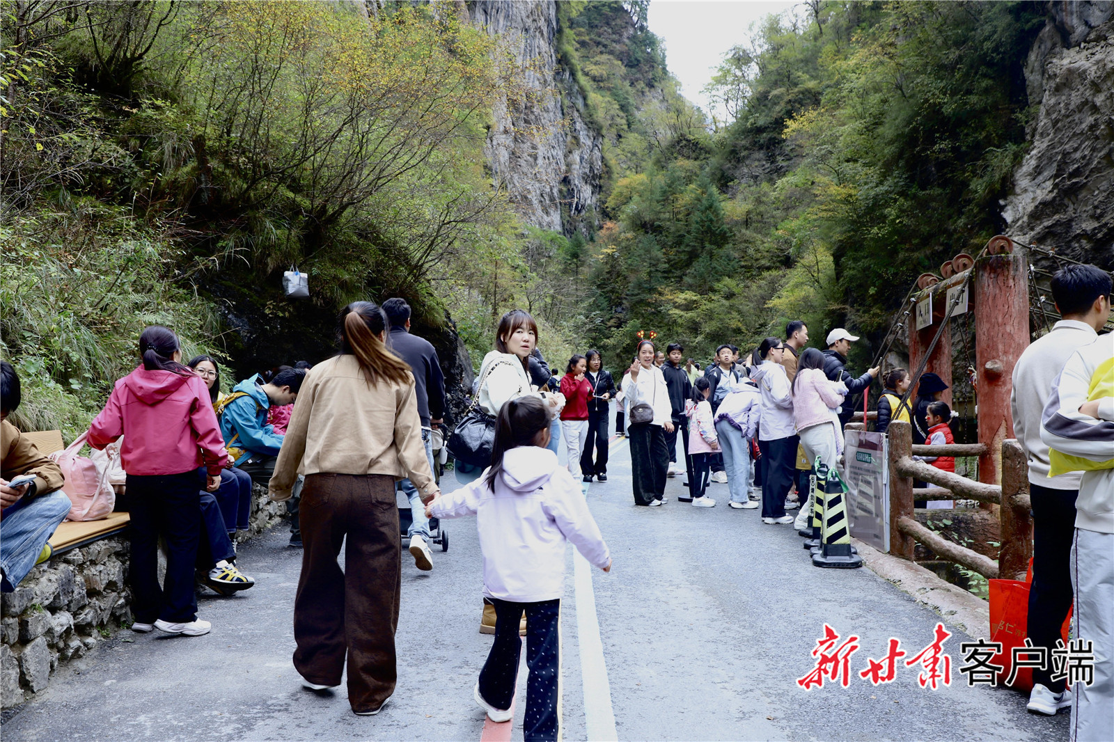 官鹅沟景区游人如织(文中图片均由宕昌县委宣传部提供)