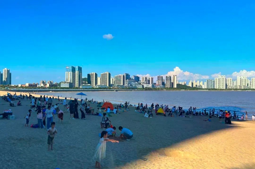 国庆赶海请脚下留情 唐家湾沙滩呼吁为贝克喜盐草海草床绕行