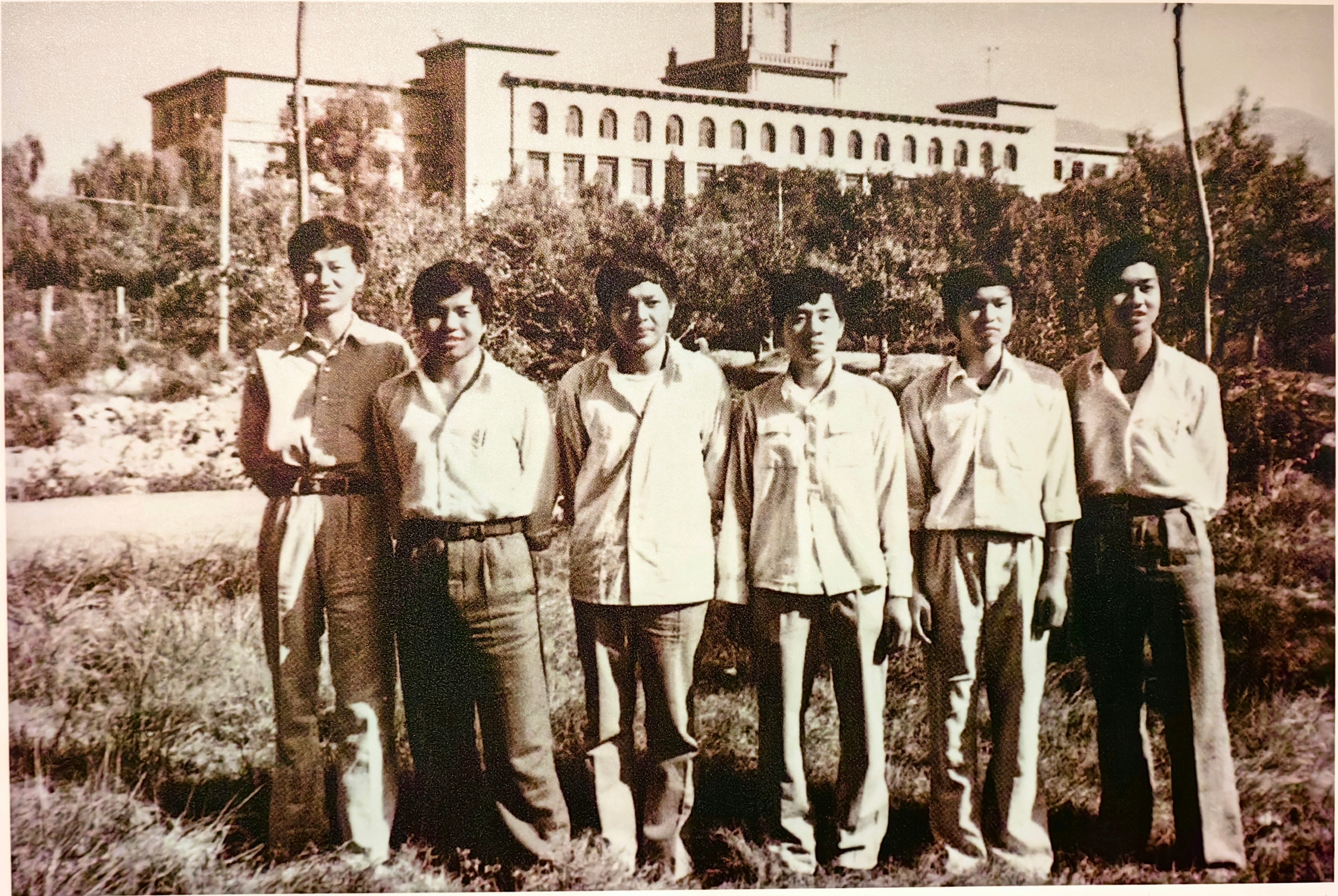 1985年化学学科赴美研究生考试中，兰州大学6名学生名列前茅。（从左至右：田宗强、余贵学、郑亚军、赵芒柱、朱朗池、韩永新）