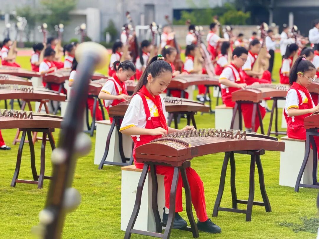 【宁波市爱菊艺术学校】金秋迎华诞,艺彩润童心。宁波市爱菊艺术学校举办“百人器乐颂华诞·多元艺彩耀校园”草坪艺术思政展演。253名学子同台合奏《我的祖国》,中西乐器交融奏响爱国乐章。同学们以乐献礼、以舞抒怀,在舞台上厚植家国情怀,用艺术告白祖国。-1.jpg