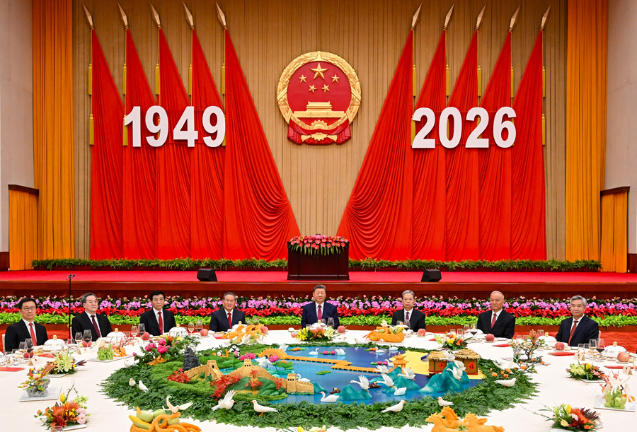 9月30日晚，庆祝中华人民共和国成立77周年招待会在北京人民大会堂举行。习近平、李强、赵乐际、王沪宁、蔡奇、丁薛祥、李希、韩正等党和国家领导人与中外人士欢聚一堂，共庆中华人民共和国华诞。新华社记者 燕雁 摄