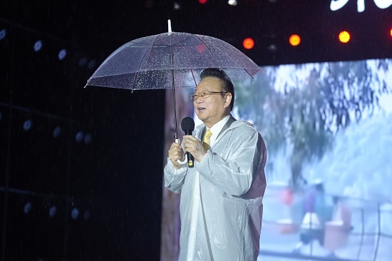 蒋大为老师侧面.jpg
