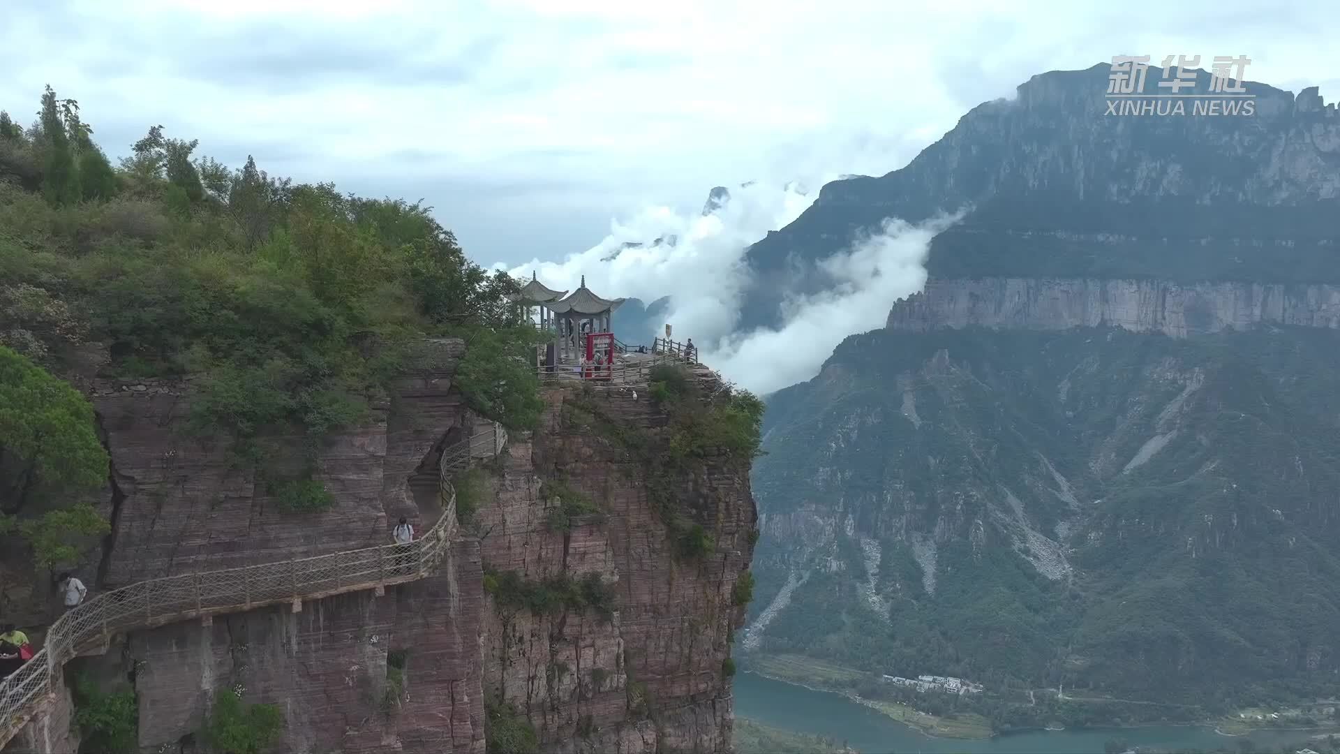 河南南太行：双节氛围浓 山水迎客来