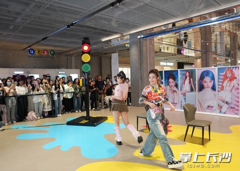 女团歌舞快闪。