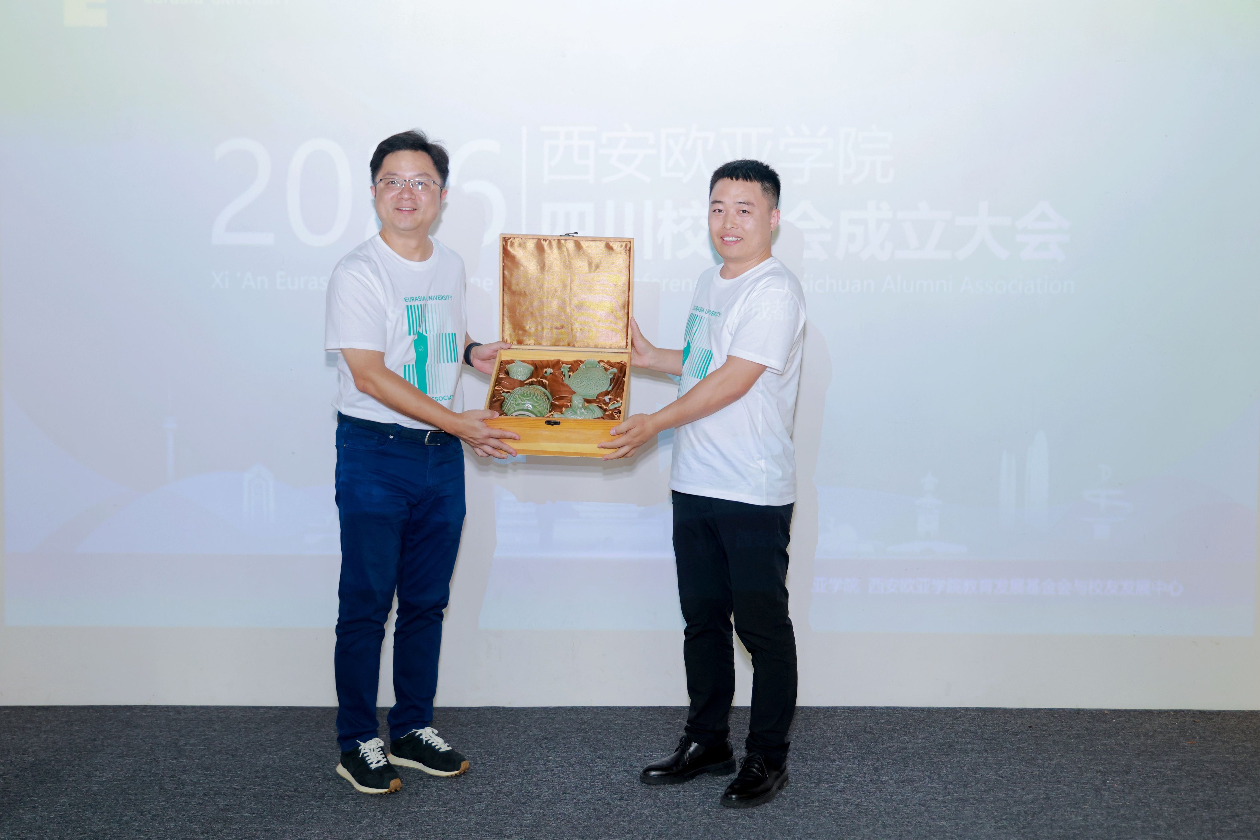 欧亚陕西校友会秘书长张凯辉(右)代表兄弟校友会送上真挚祝福