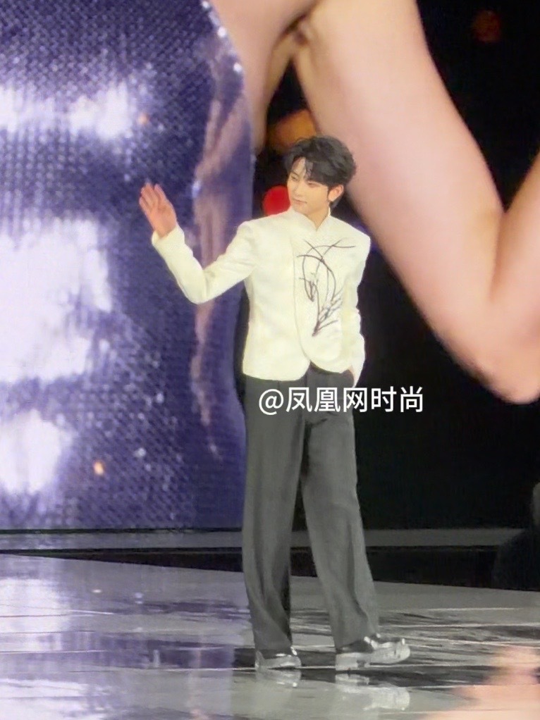 埃菲尔铁塔下的国风少年✨ #穆祉丞 作为巴黎欧莱雅青春代言人，首登#巴黎时装周 走秀，新中式立领西装，兰花刺绣精致有格调，东方少年感和浪漫巴黎碰撞出独特火花💥 #秀场直击 #时装周 #男明星走秀