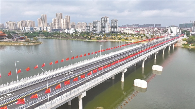 永丰县：红旗招展迎国庆（图）