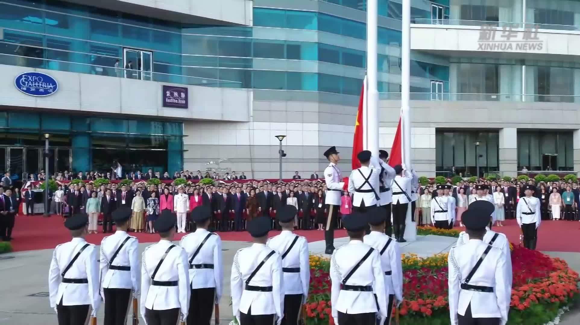 香港特区政府举行升旗仪式庆祝新中国成立77周年