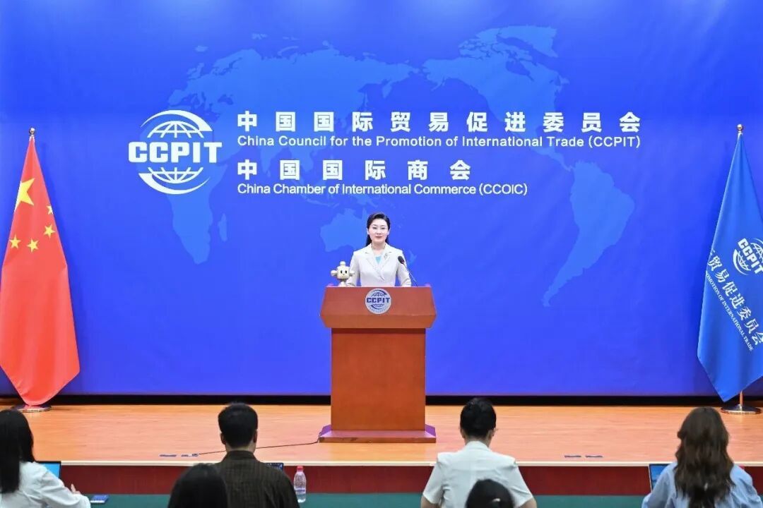 图：中国贸促会新闻发言人王文帅在新闻发布会上发言