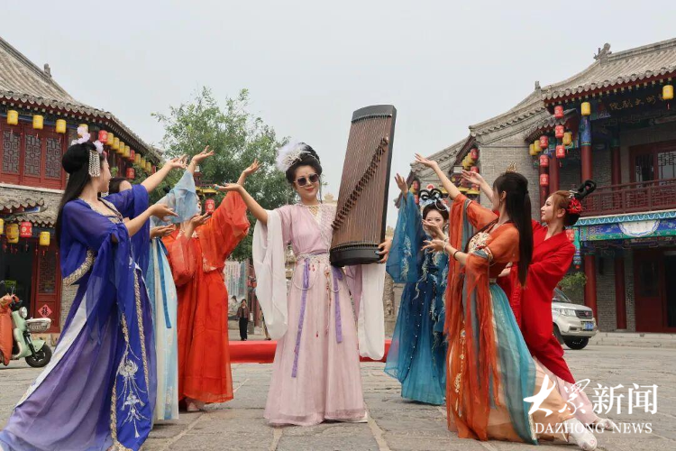 滨州无棣古城实景演艺节目轮番登台,热闹非凡。