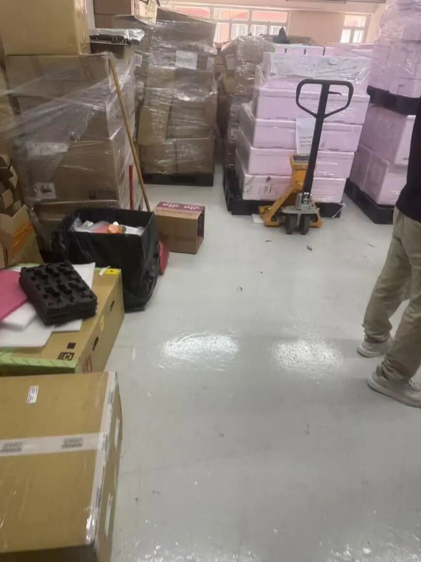 （存放服务器的香港仓库。受访者供图）