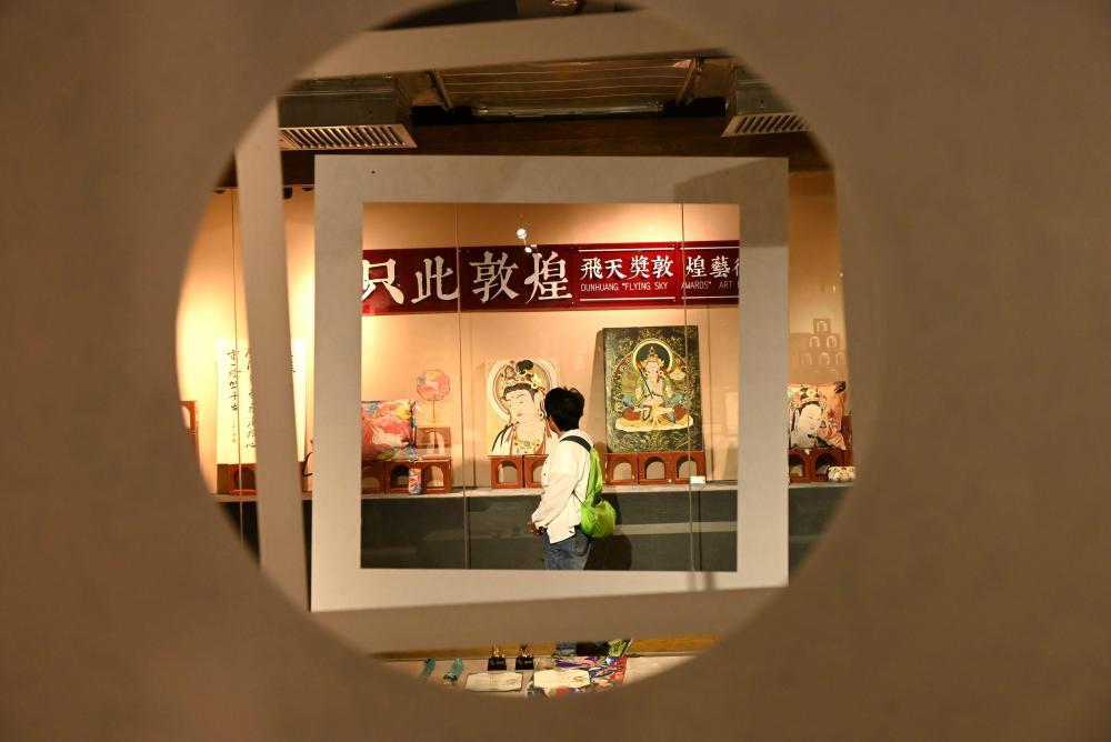 10月2日，游客在甘肃省敦煌市博物馆观看“只此敦煌丨《飞天奖》敦煌艺术展”。