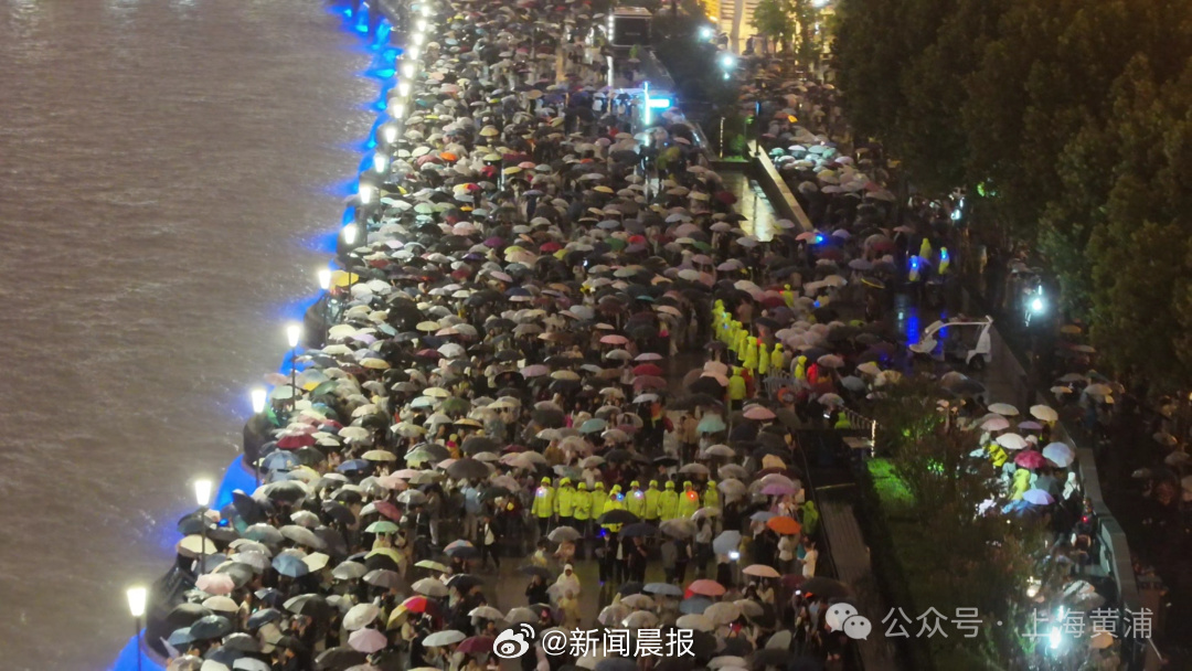 上海外滩“人墙标兵线”就位